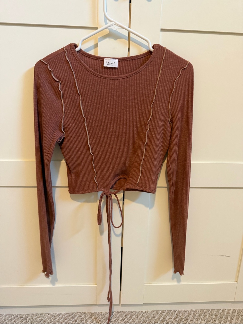 LE LIS Ribbed Long-Sleeve Crop Top in rust/Brown